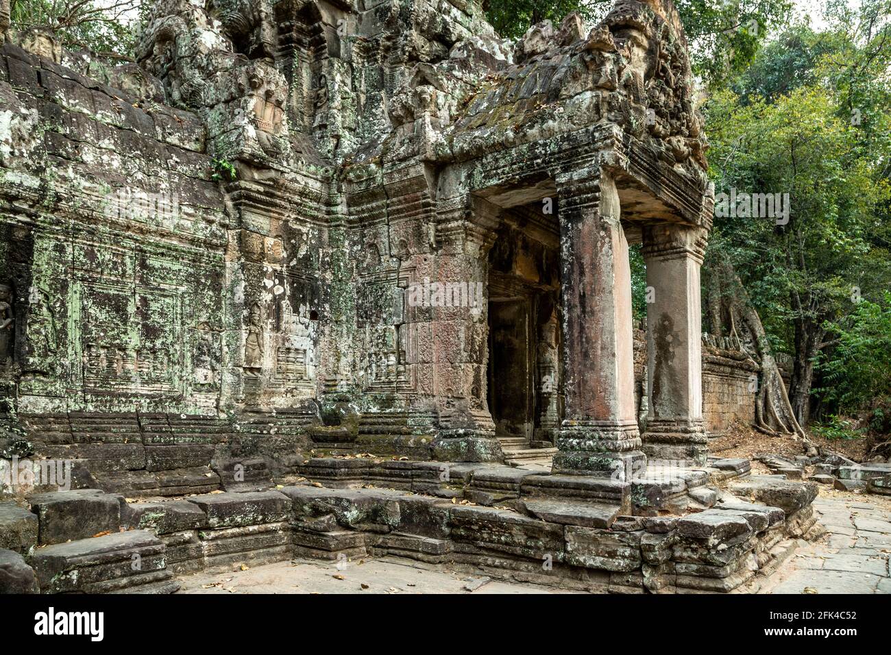 Porzione del padiglione di ingresso Ovest (gopura), il Tempio di Preah Khan, il Parco Archeologico di Angkor, Siem Reap, Cambogia Foto Stock