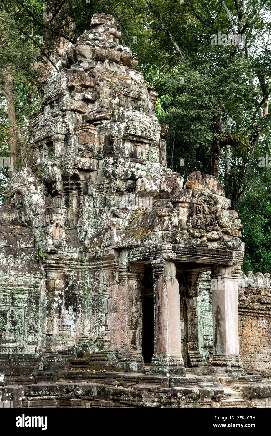 Porzione del padiglione di ingresso Ovest (gopura), il Tempio di Preah Khan, il Parco Archeologico di Angkor, Siem Reap, Cambogia Foto Stock