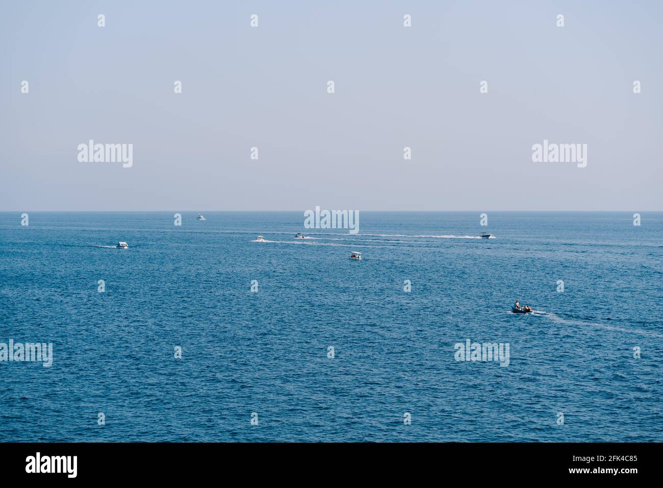 La gente naviga sulle barche in mare aperto su un giorno di sole luminoso Foto Stock