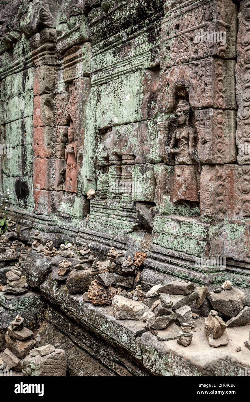 Bassorilievo di devatas (divinità femminile) sul muro, Tempio di Preah Khan, Parco Archeologico di Angkor, Siem Reap, Cambogia Foto Stock