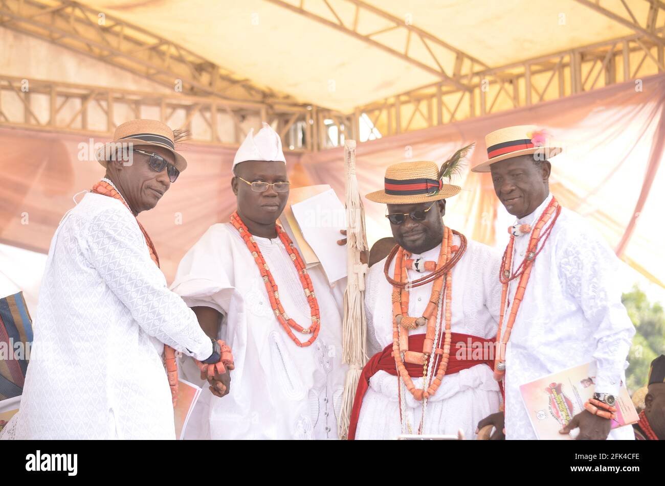 Itsekiri Chiefs congratularsi con Otunba Gani Adams durante la sua installazione come 15 sono Ona Kankanfo di Yorubaland, Oyo state, Nigeria. Foto Stock