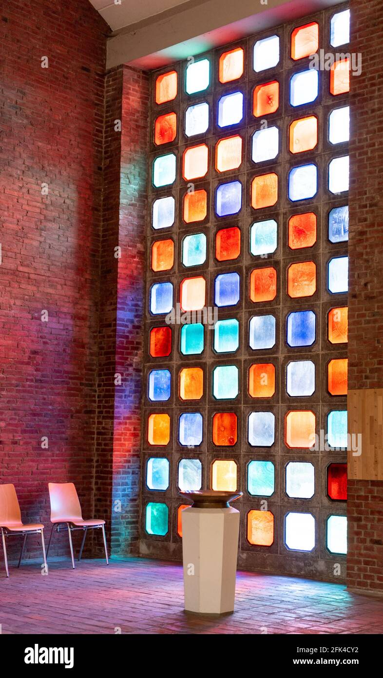 Colorglass in una chiesa in schleswig Foto Stock