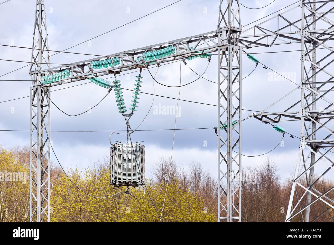 Circuito risonante parallelo per la comunicazione elettrica o il fermo ad alta frequenza della trappola di linea della sottostazione, esente da manutenzione. Costruzioni metalliche e piloni Foto Stock