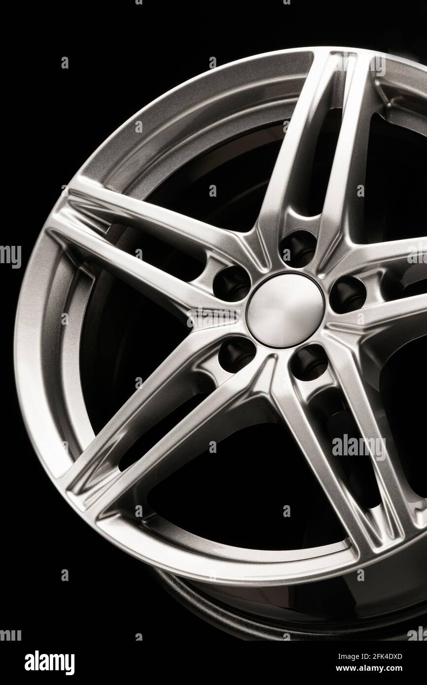 cerchio in lega, lega sportiva, a forma di stella su sfondo scuro, dettagli primo piano verticale. Foto Stock