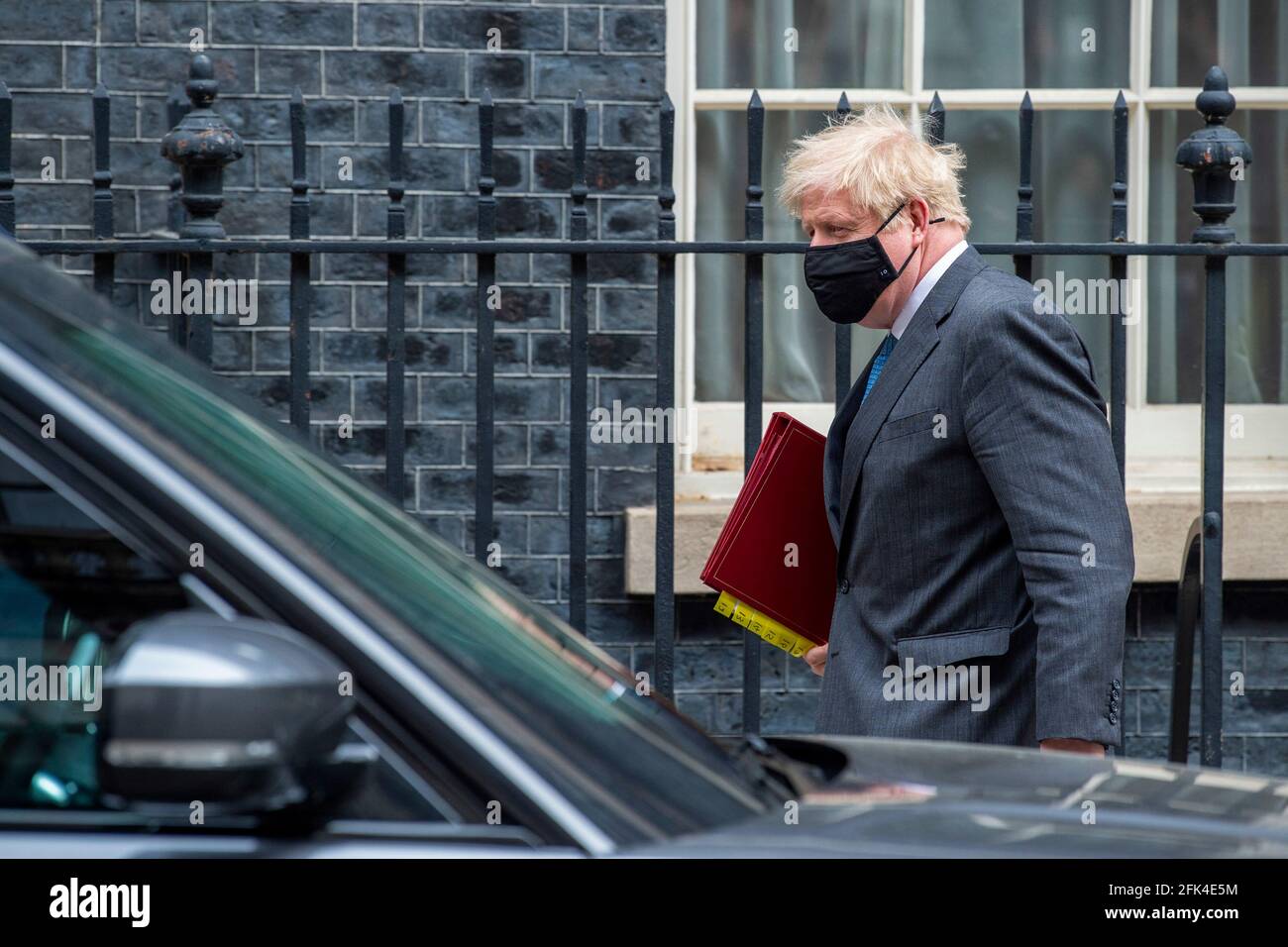 Londra, Regno Unito. 28 Apr 2021. Il primo ministro britannico, Boris Johnson lascia 10 Downing Street per la sua apparizione settimanale delle domande del primo ministro (PMQ) nella Camera dei Comuni. (Foto di Dave Rushen/ SOPA Images/Sipa USA) Credit: Sipa USA/Alamy Live News Foto Stock
