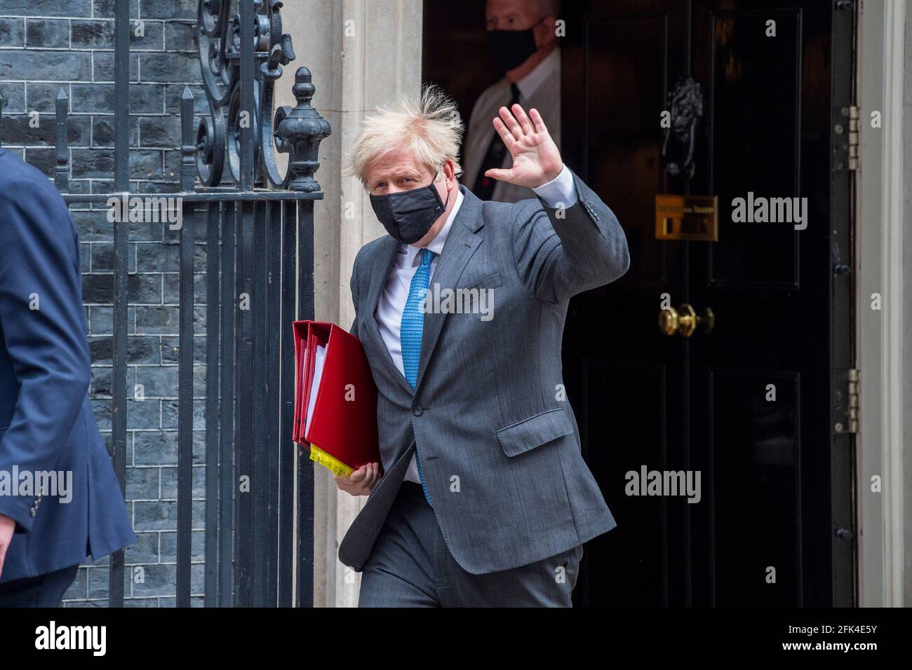 Londra, Regno Unito. 28 Apr 2021. Il primo ministro britannico, Boris Johnson lascia 10 Downing Street per la sua apparizione settimanale delle domande del primo ministro (PMQ) nella Camera dei Comuni. (Foto di Dave Rushen/ SOPA Images/Sipa USA) Credit: Sipa USA/Alamy Live News Foto Stock