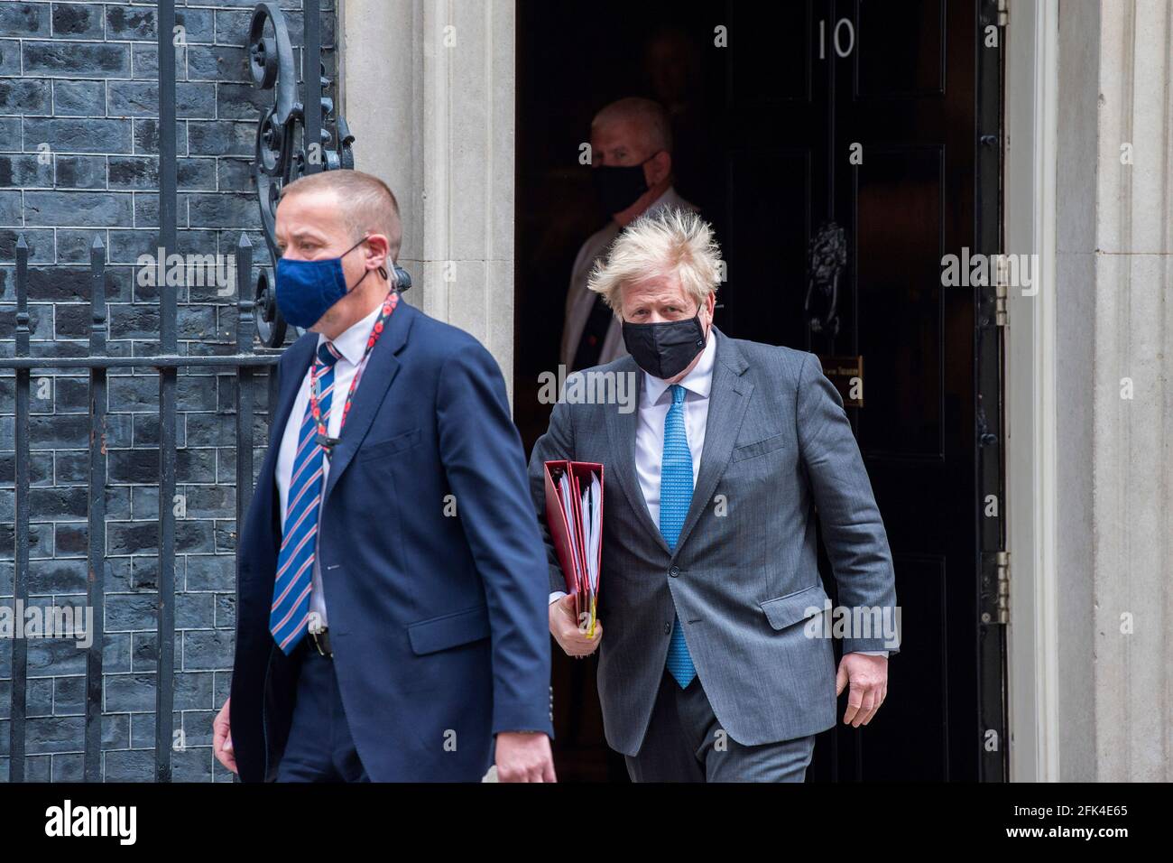 Londra, Regno Unito. 28 Apr 2021. Il primo ministro britannico, Boris Johnson lascia 10 Downing Street per la sua apparizione settimanale delle domande del primo ministro (PMQ) nella Camera dei Comuni. (Foto di Dave Rushen/ SOPA Images/Sipa USA) Credit: Sipa USA/Alamy Live News Foto Stock