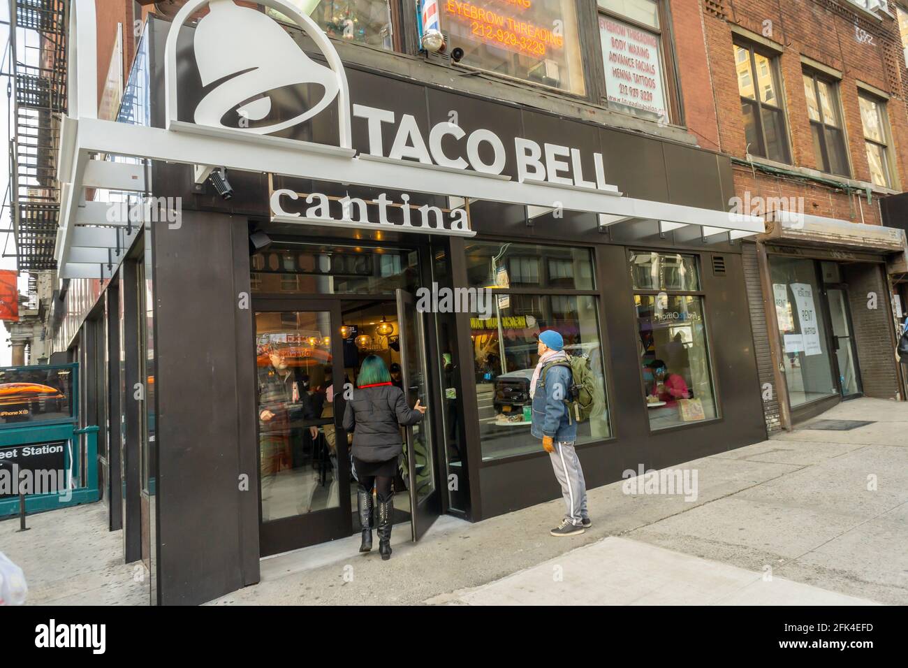 New York, Stati Uniti. 19 dicembre 2018. New York NY/USA-19 dicembre 2018 un nuovo franchising di Taco Bell Cantina nel quartiere Chelsea di New York mercoledì 19 dicembre 2018. Yum Brands, proprietario di Taco Bell, Pizza Hut, tra gli altri marchi, ha annunciato ricavi e guadagni del primo trimestre che battono le aspettative analystsÕ, alimentati dalla crescita delle vendite negli Stati Uniti. (Foto di Richard B. Levine) Credit: Sipa USA/Alamy Live News Foto Stock