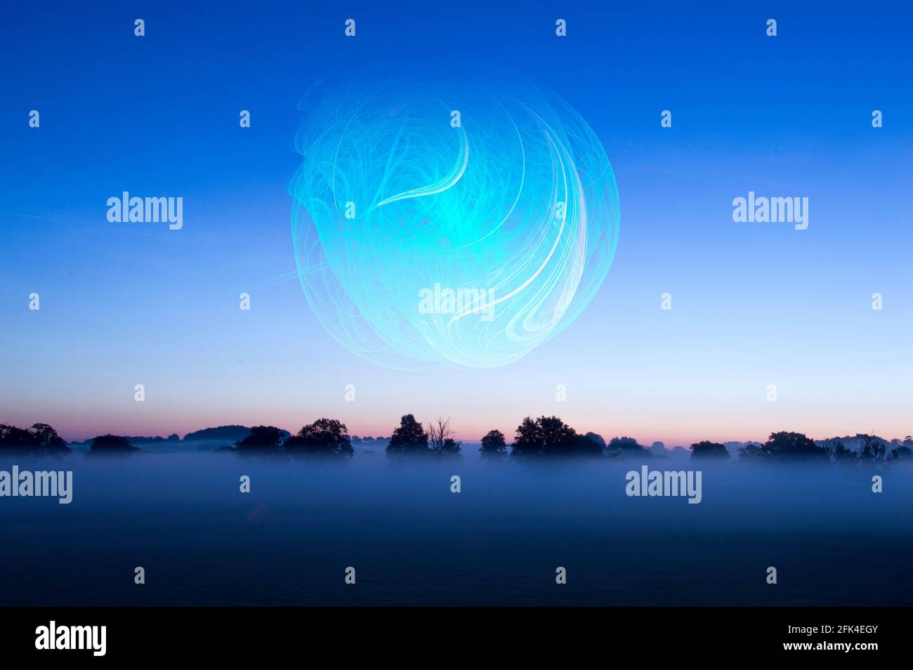 Un concetto di fantascienza di una struttura luminosa che galleggia sopra un campo nebby appena prima dell'alba in un giorno d'estate Foto Stock