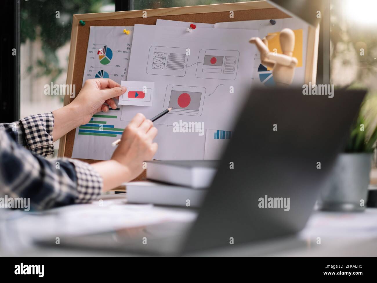 ux designer creativo progettazione grafica sviluppo di applicazioni per web mobile telefono o computer. Concetto di esperienza utente Foto Stock