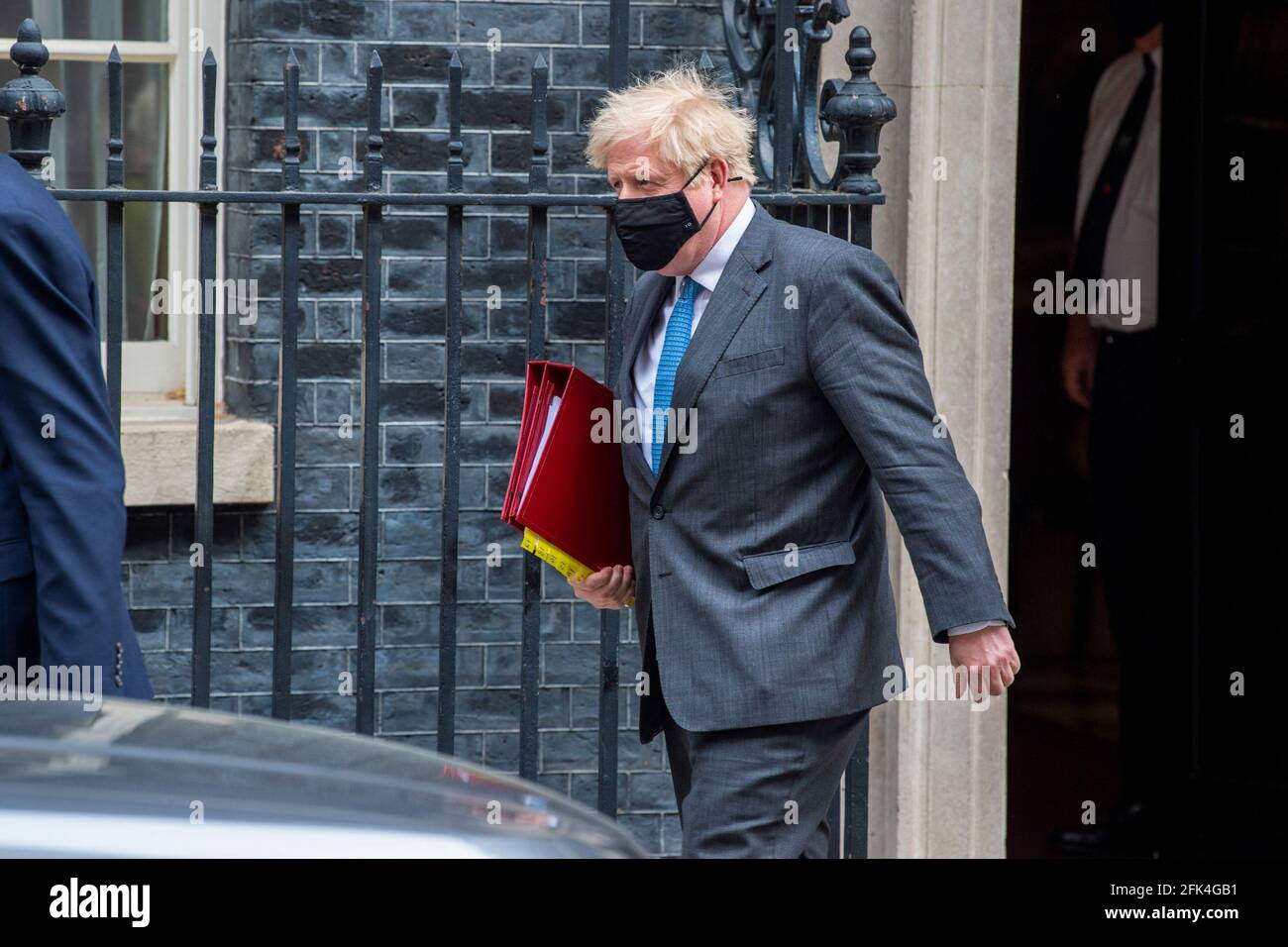Londra, Regno Unito. 28 Apr 2021. Il primo ministro britannico, Boris Johnson lascia 10 Downing Street per la sua apparizione settimanale delle domande del primo ministro (PMQ) nella Camera dei Comuni. Credit: SOPA Images Limited/Alamy Live News Foto Stock