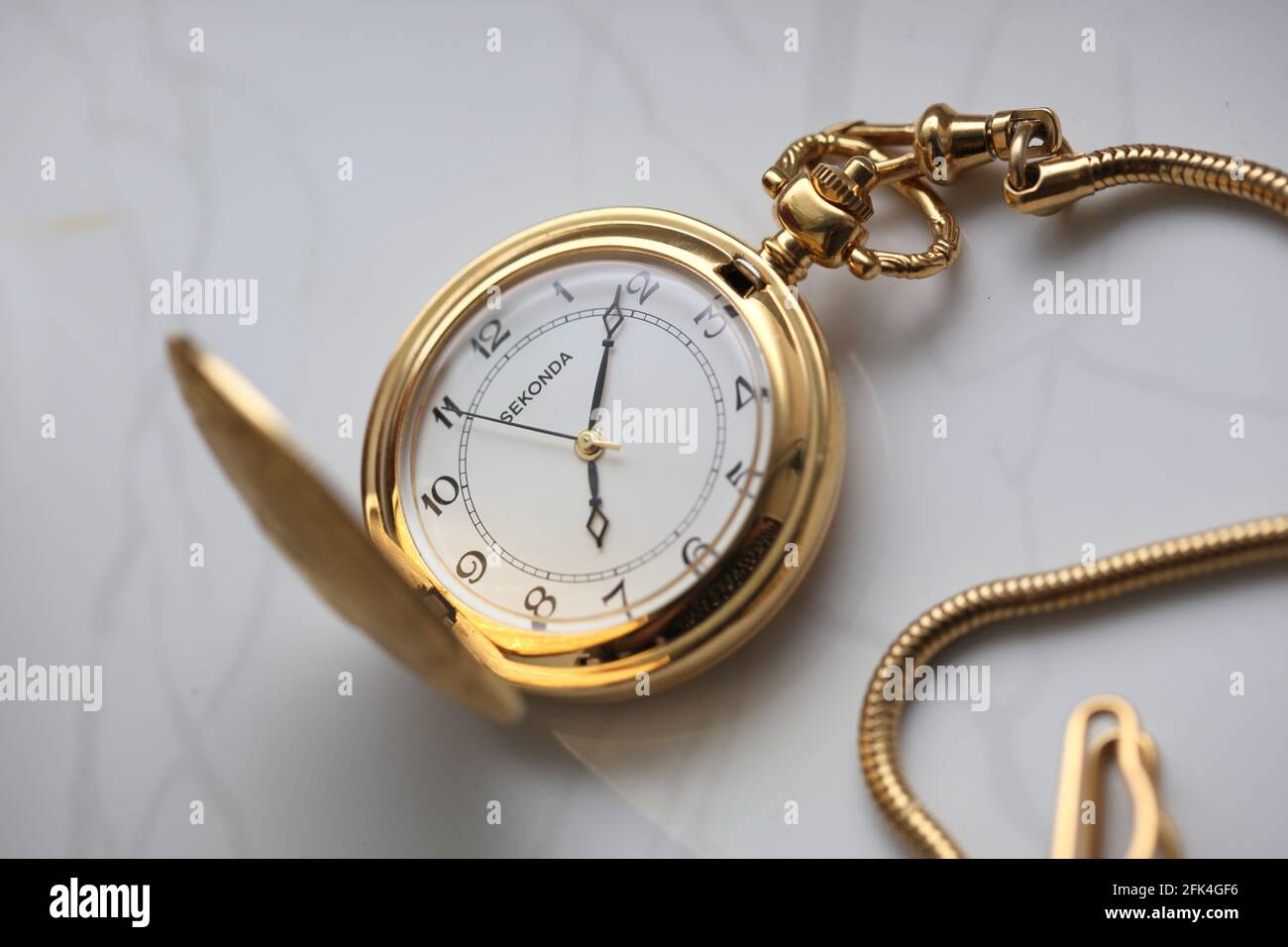 Vista ravvicinata di un orologio tascabile Sekonda su un orologio color oro  catena Foto stock - Alamy