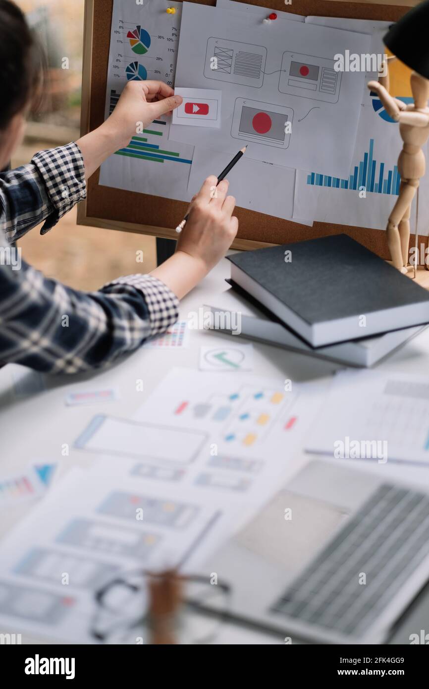 ux designer creativo progettazione grafica sviluppo di applicazioni per web mobile telefono o computer. Concetto di esperienza utente Foto Stock