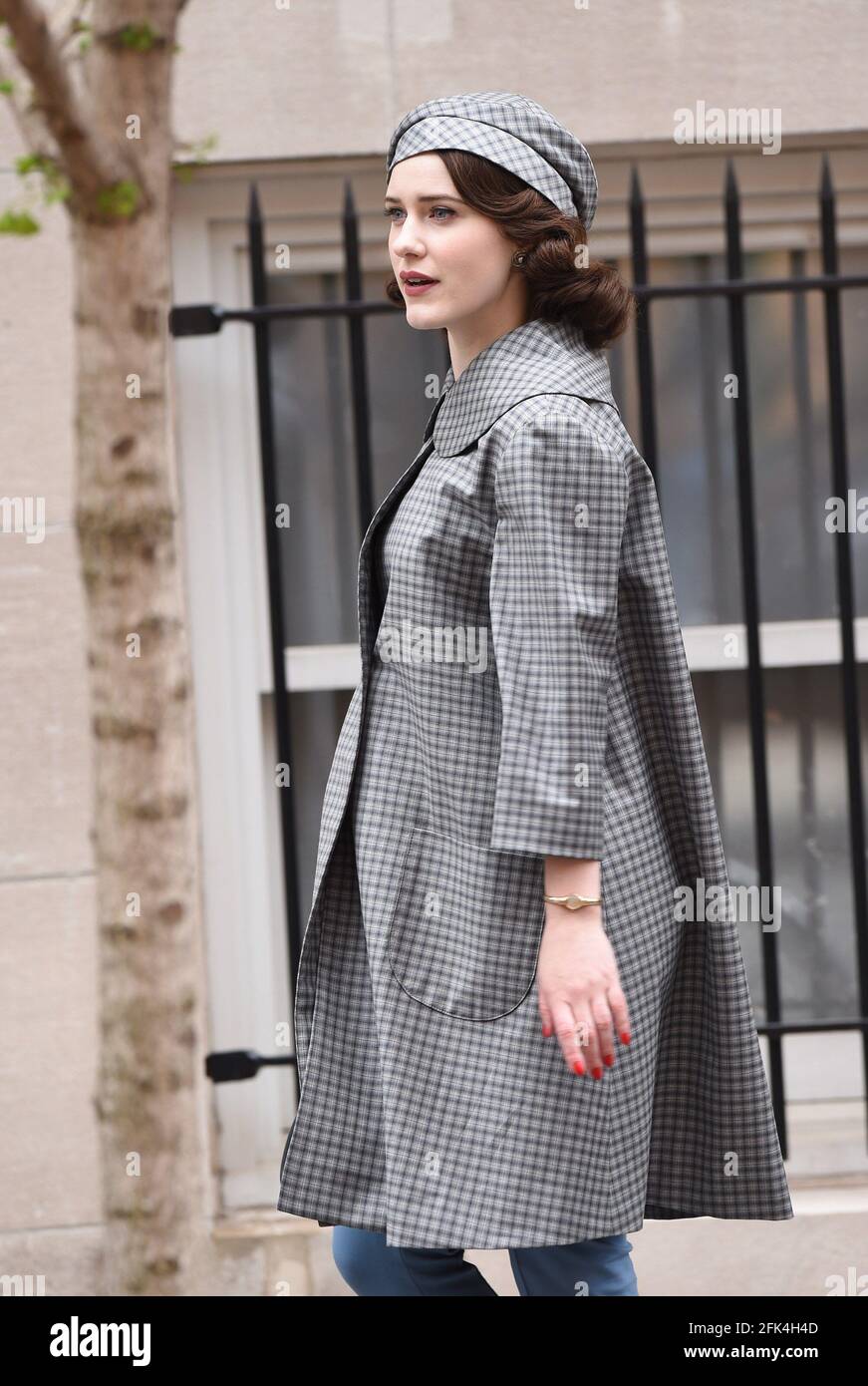 New York, NY, Stati Uniti. 27 Apr 2021. Rachel Brosnahan per LA MERAVIGLIOSA SIGNORA. MAISEL Shooting on Location, New York, NY 27 aprile 2021. Credit: Kristin Callahan/Everett Collection/Alamy Live News Foto Stock