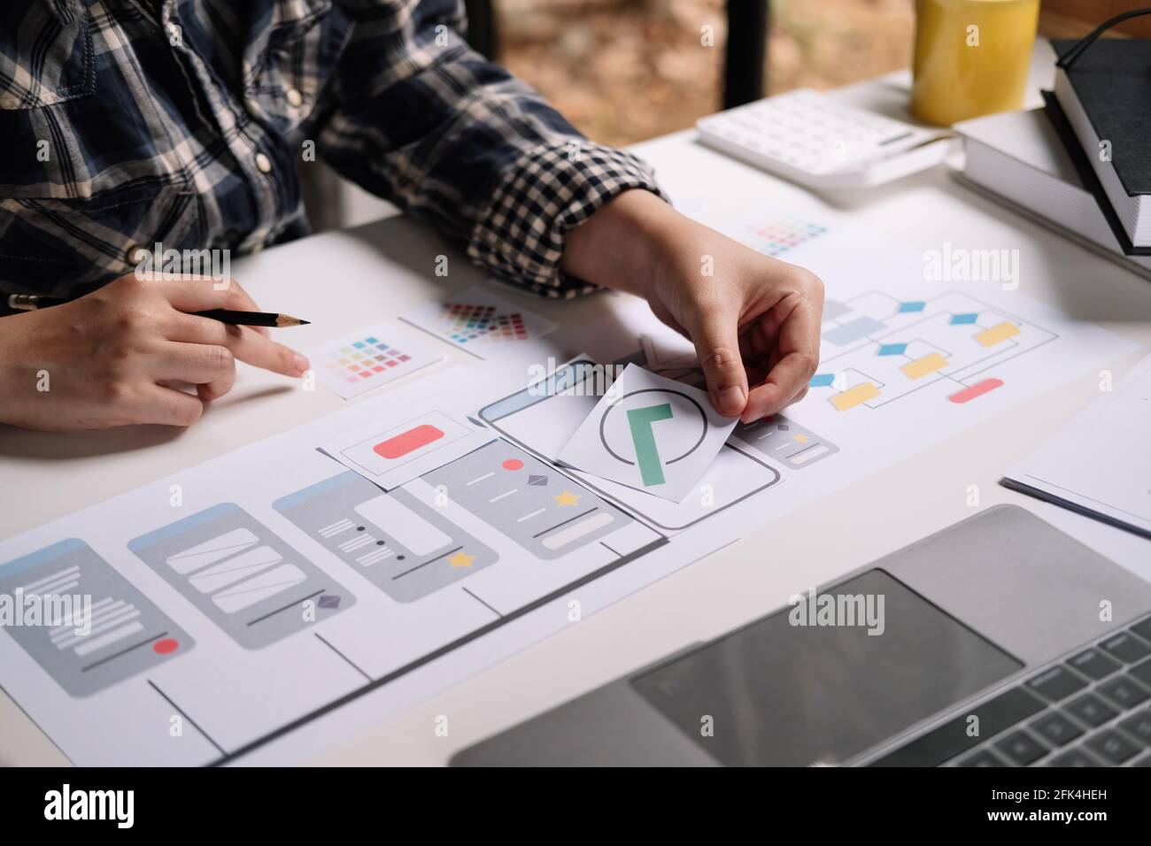 ux designer creativo progettazione grafica sviluppo di applicazioni per web mobile telefono o computer. Concetto di esperienza utente Foto Stock