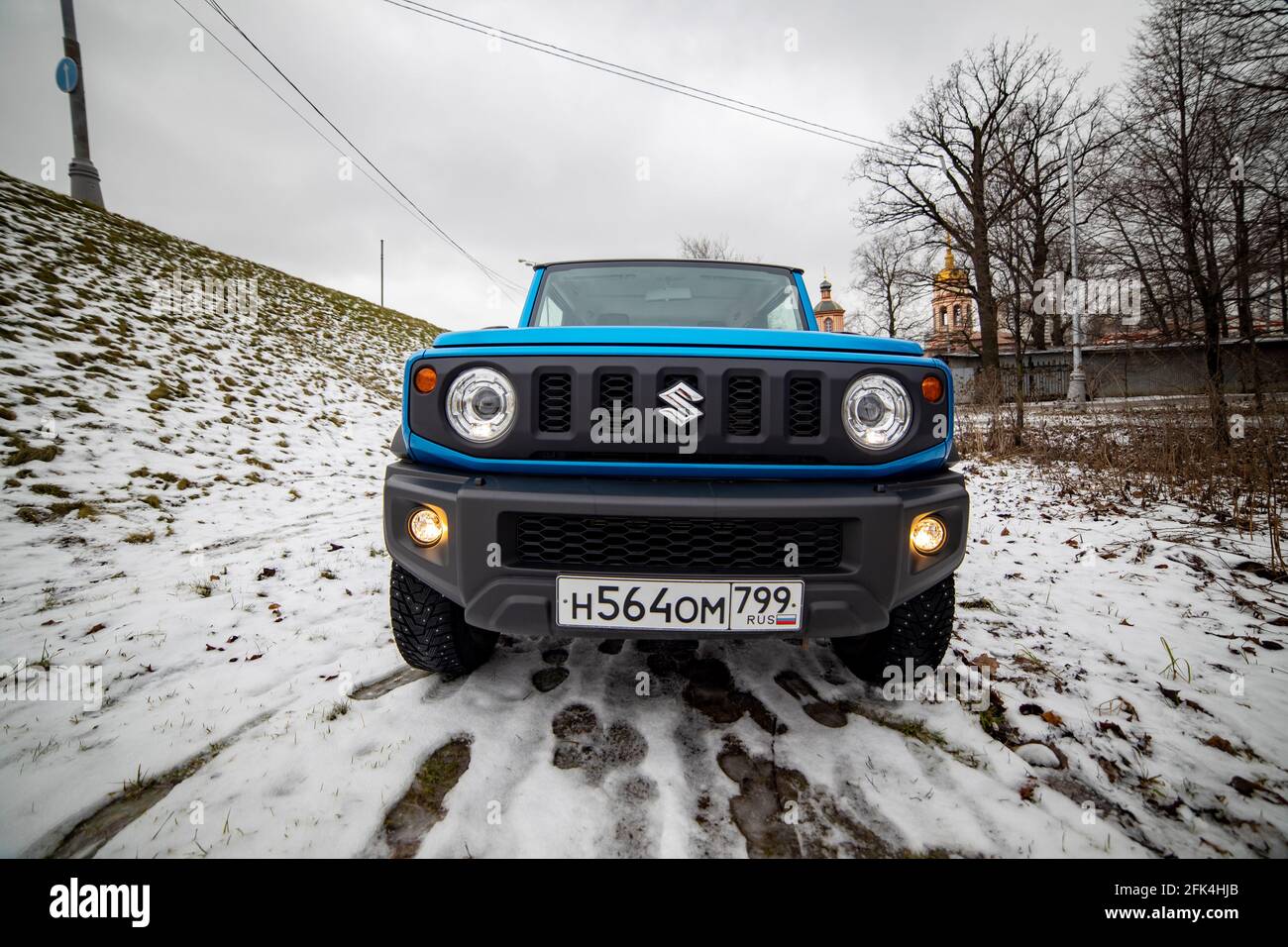 Mosca, Russia - 24 gennaio 2020: Vista frontale del cofano e dei fari del nuovo Suzuki Jimmy Static Photos mini SUV nella foresta invernale. Primo piano Foto Stock