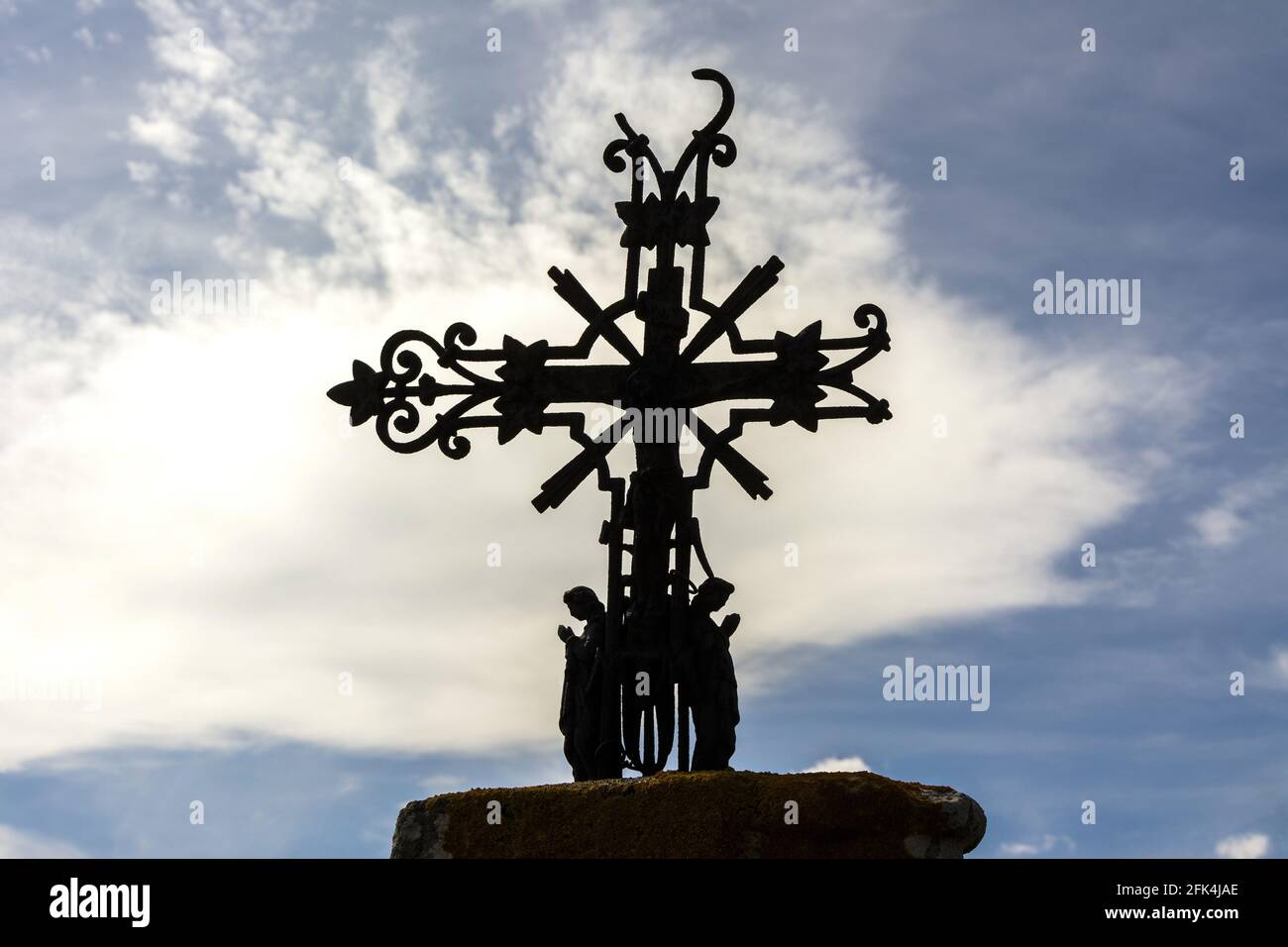 Scultura arrugginita della crocifissione su croce in Francia Foto Stock