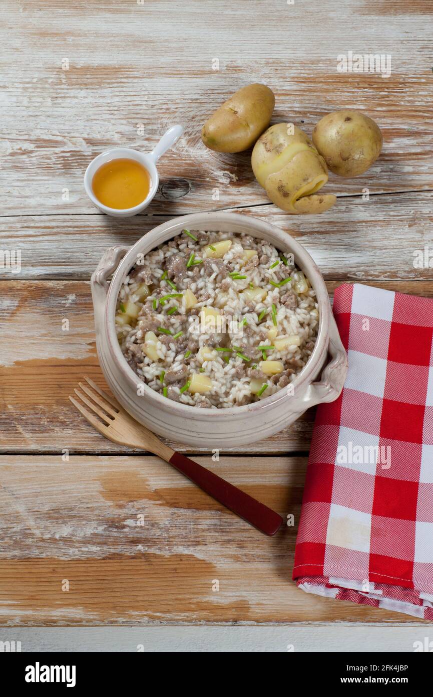 Risotto con patate e erba cipollina alla birra Foto Stock