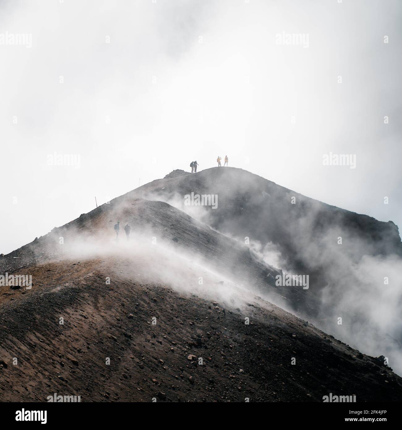 Foto verticale di viaggiatori sulla cima di una nebbia montagna Foto Stock