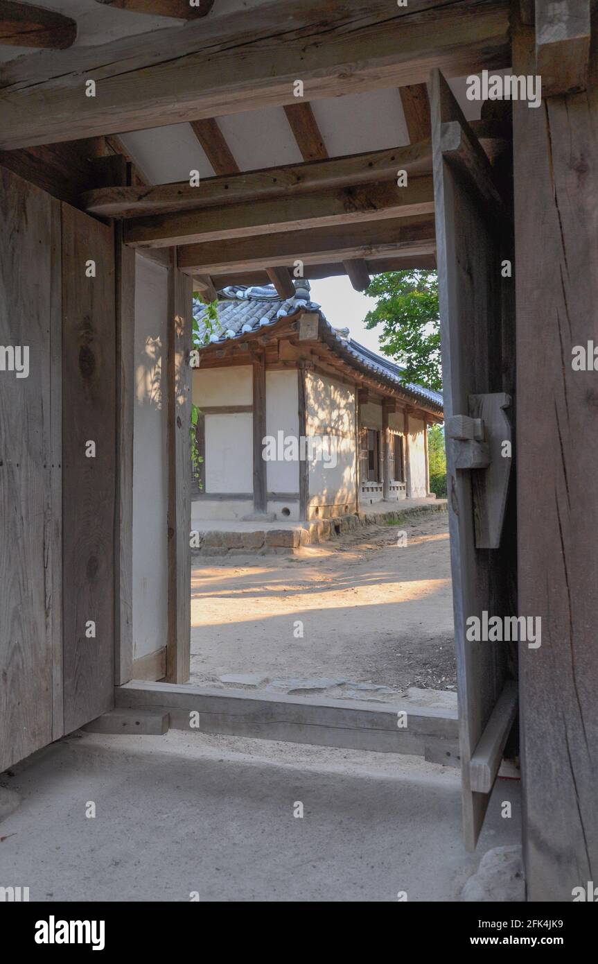 Cortile con vista attraverso cancello aperto con edifici tradizionali coreani della sua epoca joseon. Byeongsan Seowon, Andong, Corea del Sud. Foto Stock