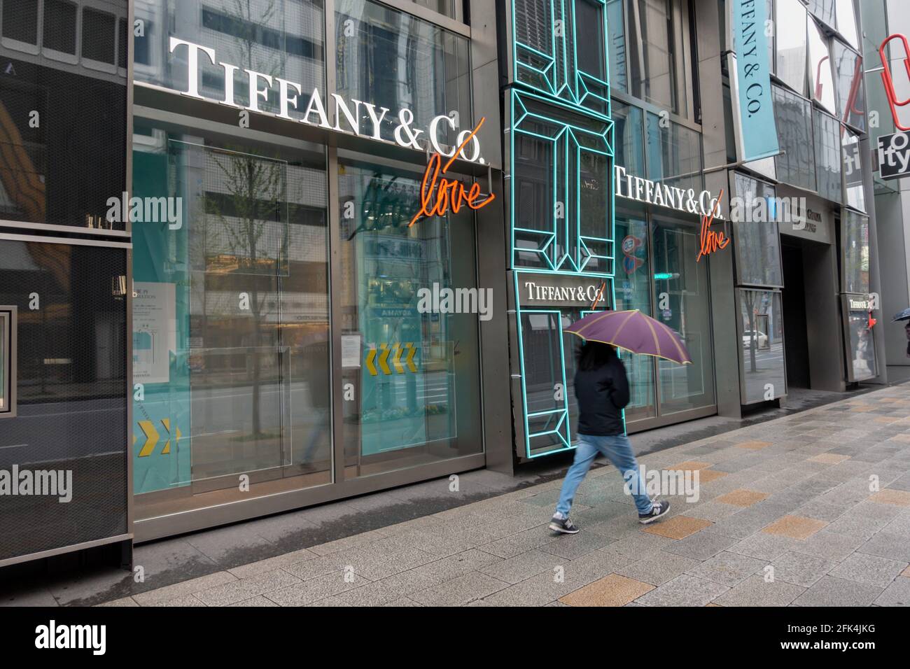 Tokyo, Giappone, 29 marzo 2020: Facciata del negozio Tiffany & Co chiusa durante la pandemia COVID-19. Gioielleria di lusso americana e rivenditore di specialità Foto Stock