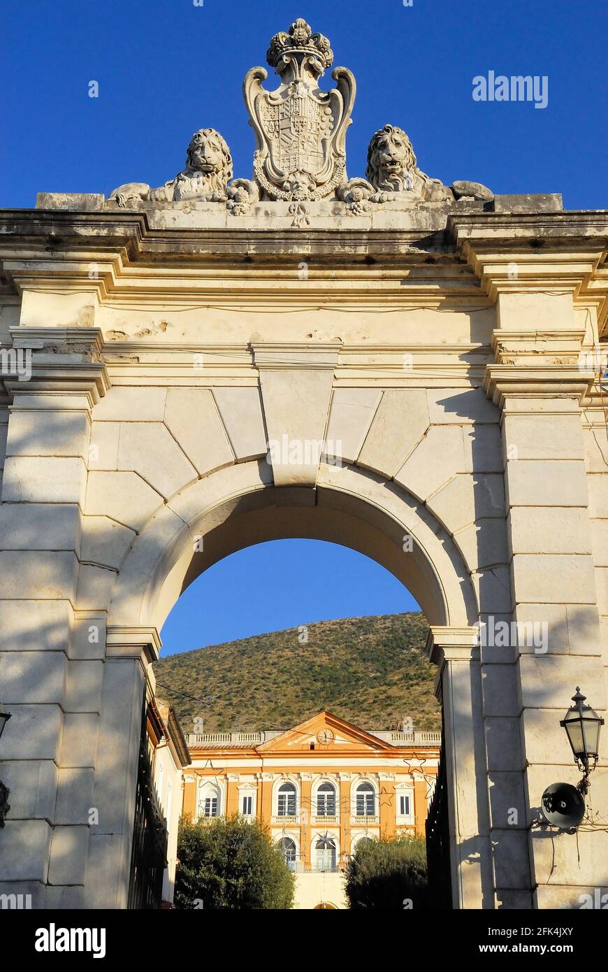 San Leucio, Caserta, Italia. È incluso nell'elenco dei siti patrimonio mondiale dell'UNESCO nel 1997. Facciata dell'entrata. Foto Stock