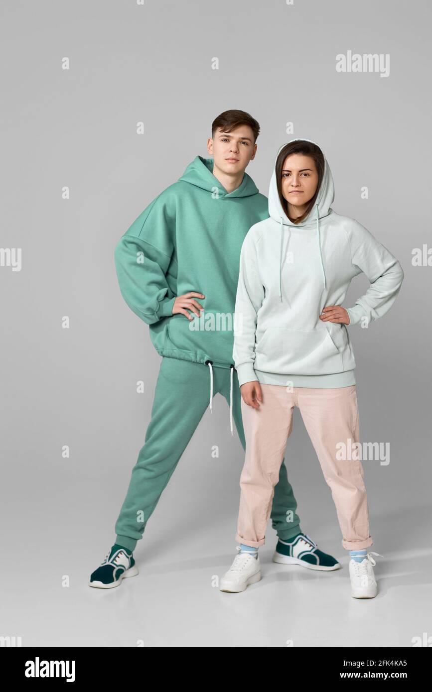giovane coppia che indossa felpa con cappuccio casual verde menta Foto  stock - Alamy