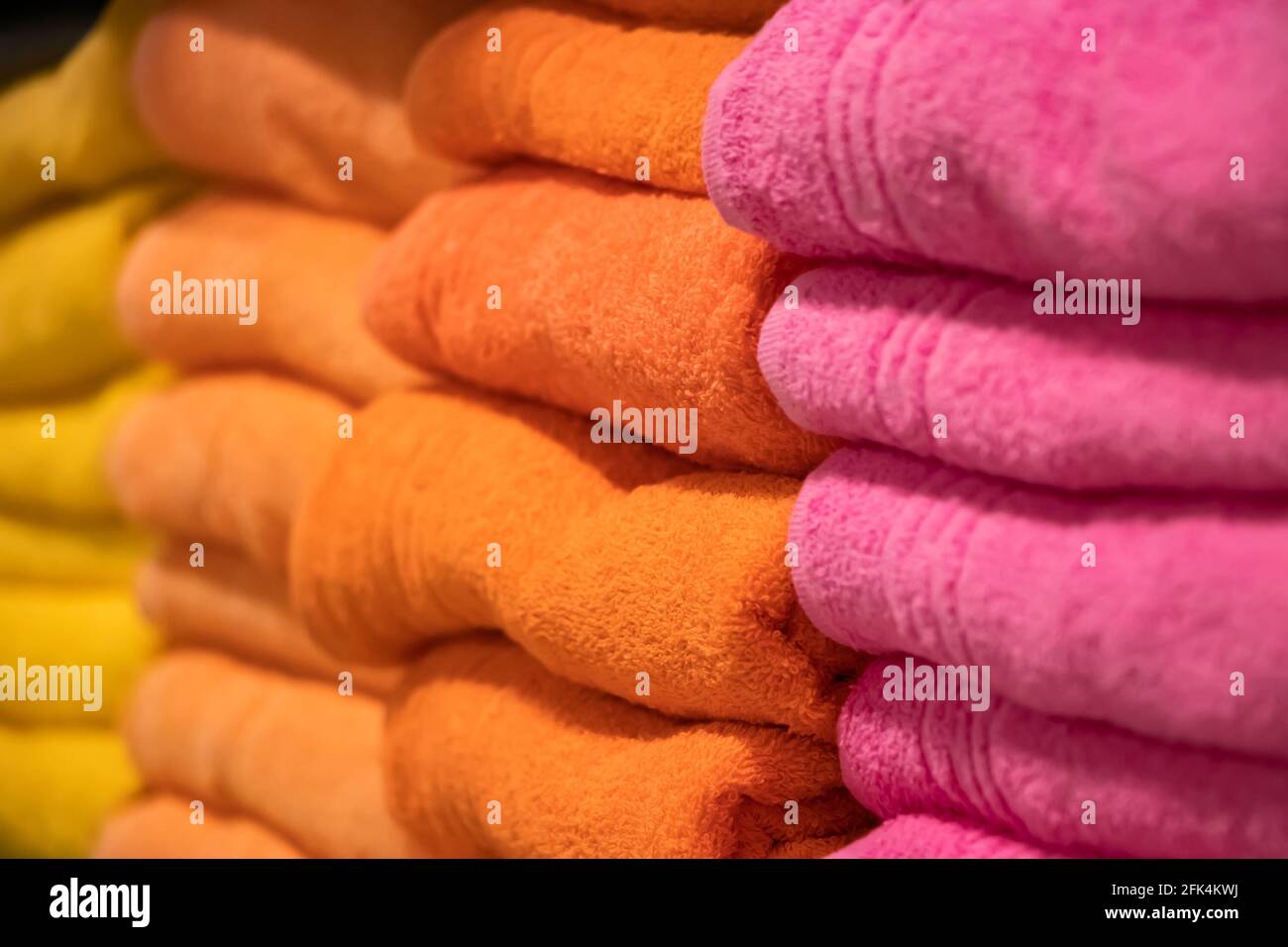 Vendita di asciugamani morbidi nel negozio. Pila di accessori per il centro benessere. Foto Stock