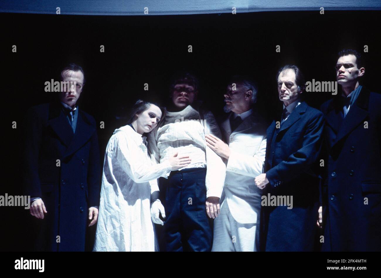 l-r: Michael Gould (Rosencrantz), Joanne Pearce (fantasma di Ophelia), Kenneth Branagh (fantasma di Amleto), Clifford Rose (fantasma di padre di Amleto), David Bradley (Polonius), Angus Wright (Guildenstern) in FRAZIONE di Shakespeare alla Royal Shakespeare Company (RSC), Barretan Allighting: Bob Burflight 18/12/1992, London Design: Movimento di Malcolm Ranson: Sue Lefton regista: Adrian Noble Foto Stock