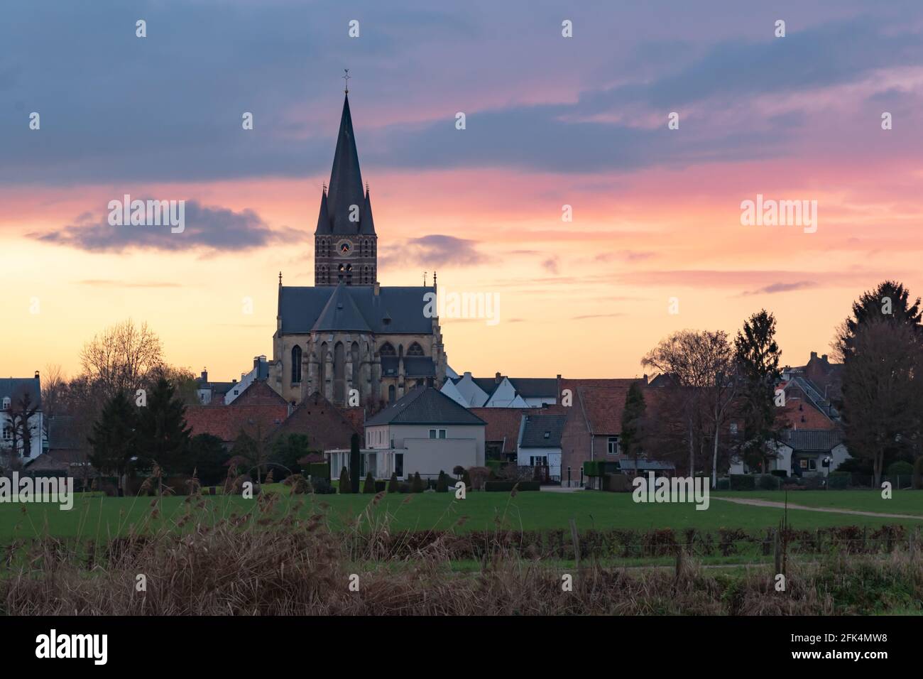 Un tramonto spettacolare con la chiesa di Sint-Michaëls in primo piano Foto Stock