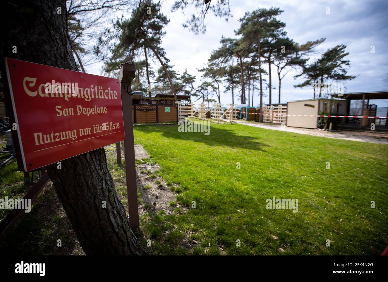 Pepelow, Germania. 22 Apr 2021. Piazzole vuote per roulotte e tende al campeggio 'San Pepelone'. A causa delle misure di protezione Corona, i campeggi nel Meclemburgo-Vorpommern sono attualmente chiusi, anche i camper permanenti non possono pernottare nelle loro roulotte o tende. Credit: Jens Büttner/dpa-Zentralbild/ZB/dpa/Alamy Live News Foto Stock