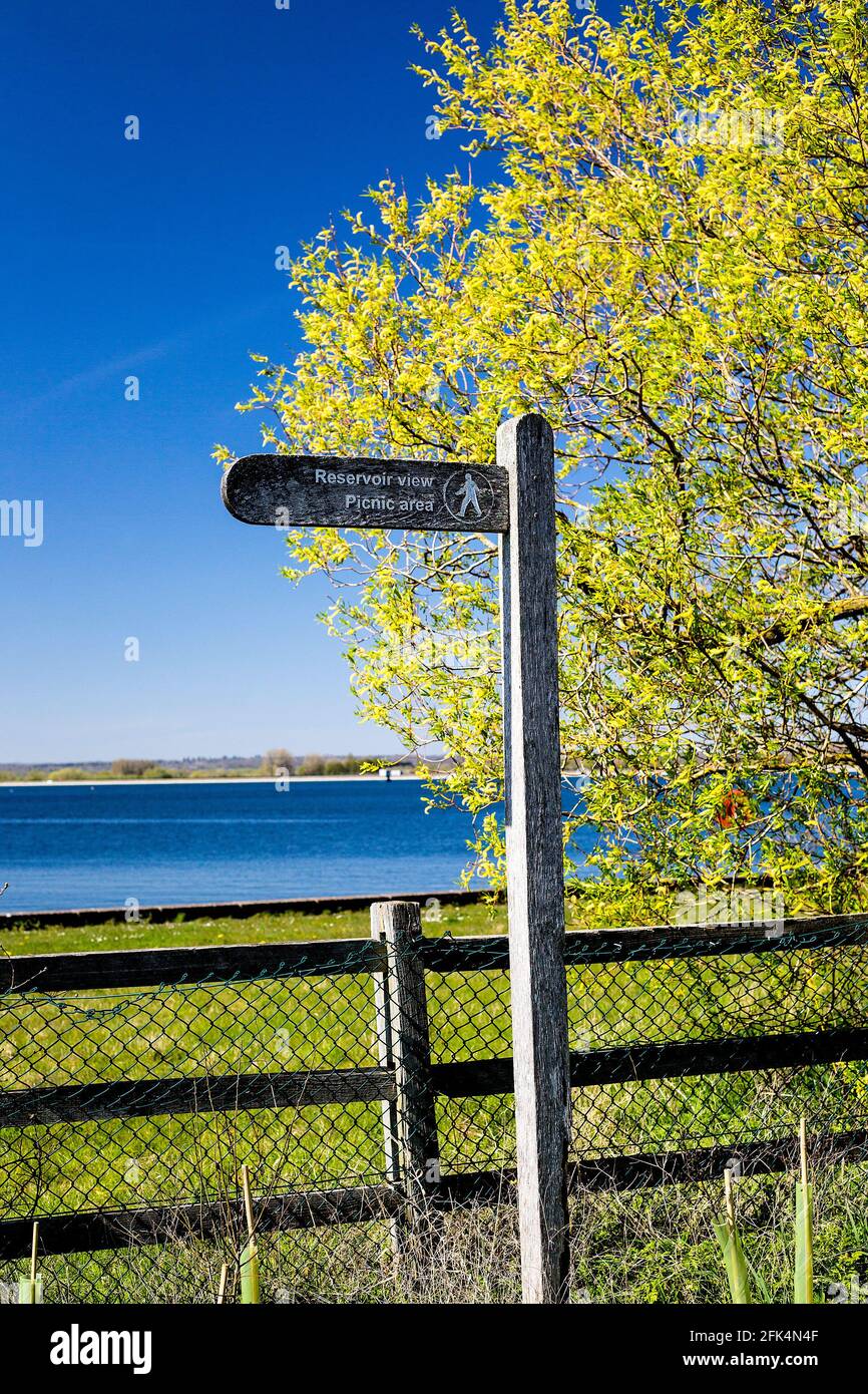 Un cartello situato vicino al lago artificiale di Farmoor, Oxfordshire, Regno Unito, di proprietà dell'acqua del Tamigi. Foto Stock