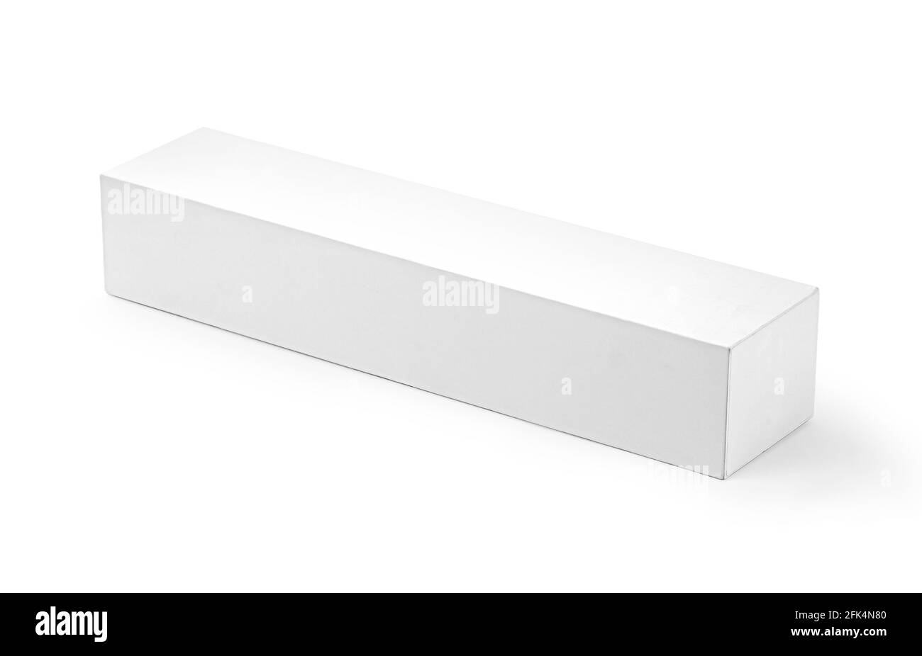Scatola di carta bianca vuota isolata su sfondo bianco. Modello per l'imballaggio di una raccolta di layout. Con i tracciati di ritaglio attivati. Foto Stock