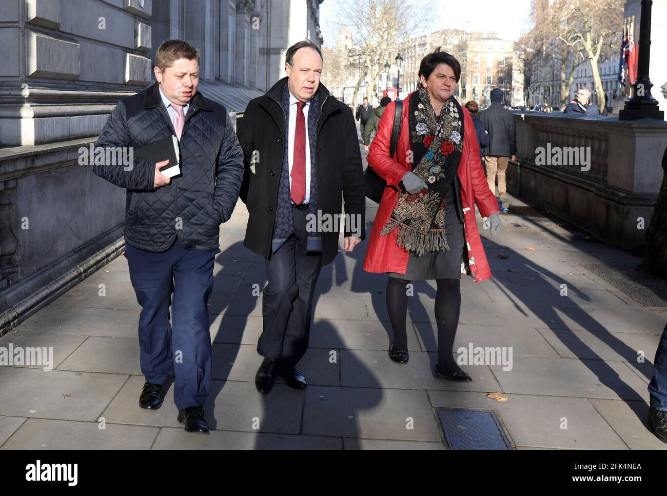 PIC show: Westminster Arlene Foster, leader del DUP Right e Nigel Dodds del DUP visto a Whitehall dopo aver incontrato il PM Theresa May di oggi fig Foto Stock