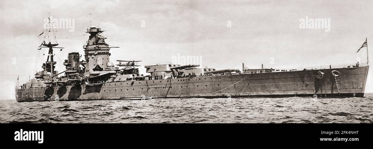 HMS Rodney. Per risparmiare peso e spazio tutto l'armamento principale è stato raggruppato insieme in avanti, una disposizione mai vista in qualsiasi altra classe di corazzata. Foto Stock
