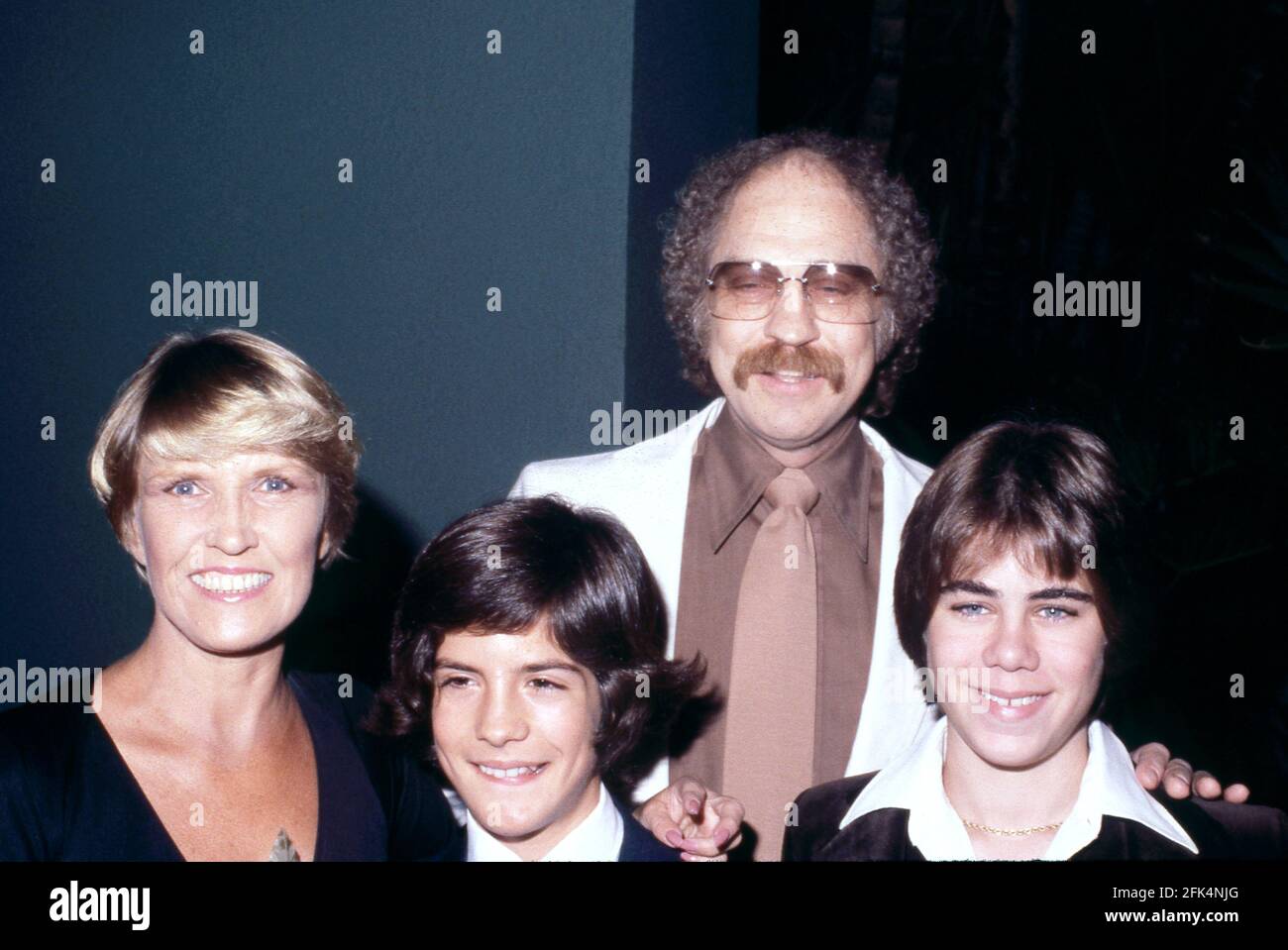 Patrick Labyorteaux e Matthew Labyorteaux con i genitori Circa 1970's Credit: Ralph Dominguez/MediaPunch Foto Stock