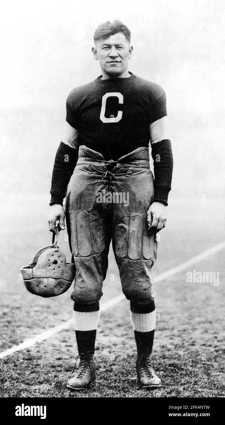 Jim Thorpe. Ritratto dell'atleta americano e medaglia d'oro olimpica, James Francis Thorpe (1887-1953), giocando a calcio per il Canton Bulldogs, c. 1915-1920 Foto Stock