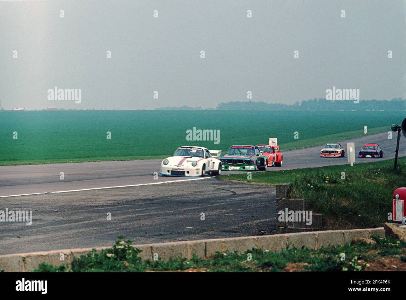 La Porsche 935 del Kremer Racin di Hans Heyer e Bob Wollek sulla via del secondo posto nella prima gara del Gruppo 5 di Silverstone, 6 ore, 1976. Foto Stock