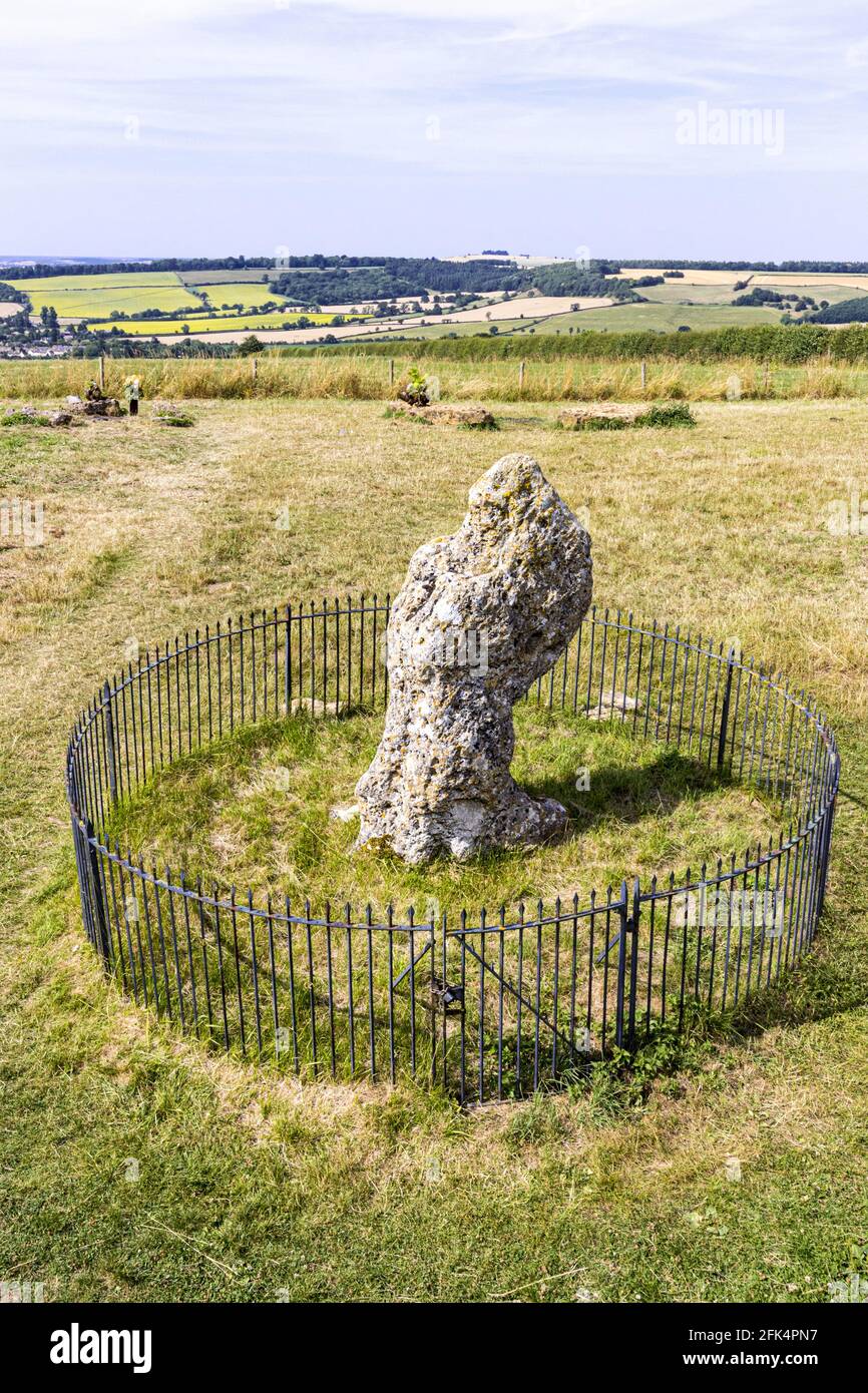 Rollright Stones, Warwickshire UK - questa pietra risale probabilmente al 1500 a.C. ed è conosciuta come la pietra del Re. Long Compton è appena sopra cresta. Foto Stock