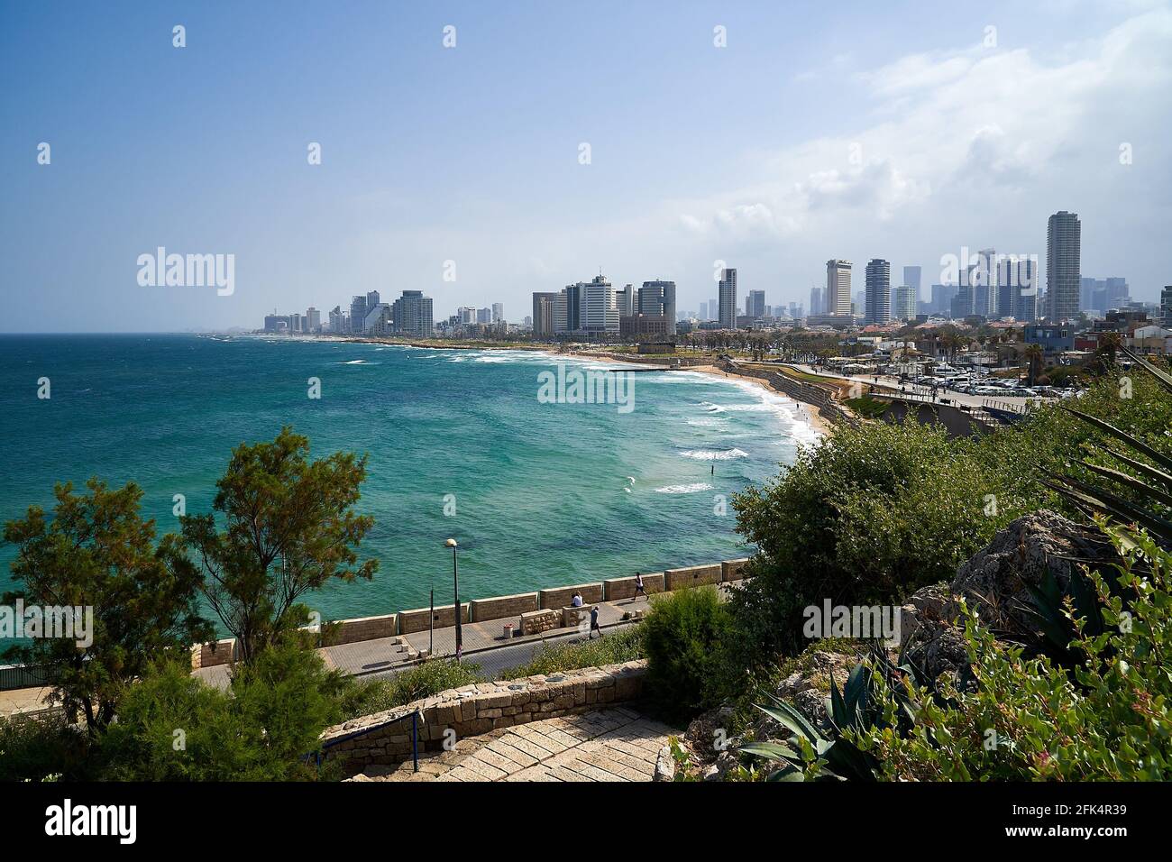 La vista su Tel-Aviv, Israele in una giornata di sole. Possiamo vedere la città e il Mar Mediterraneo. Nuvole e cielo blu. Foto Stock