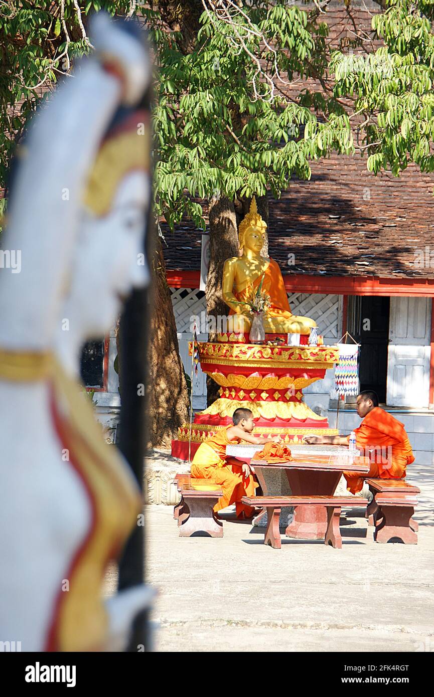 Le lezioni di Monk guardate discretamente dalla Dea della Terra, Preah Thorani. Foto Stock