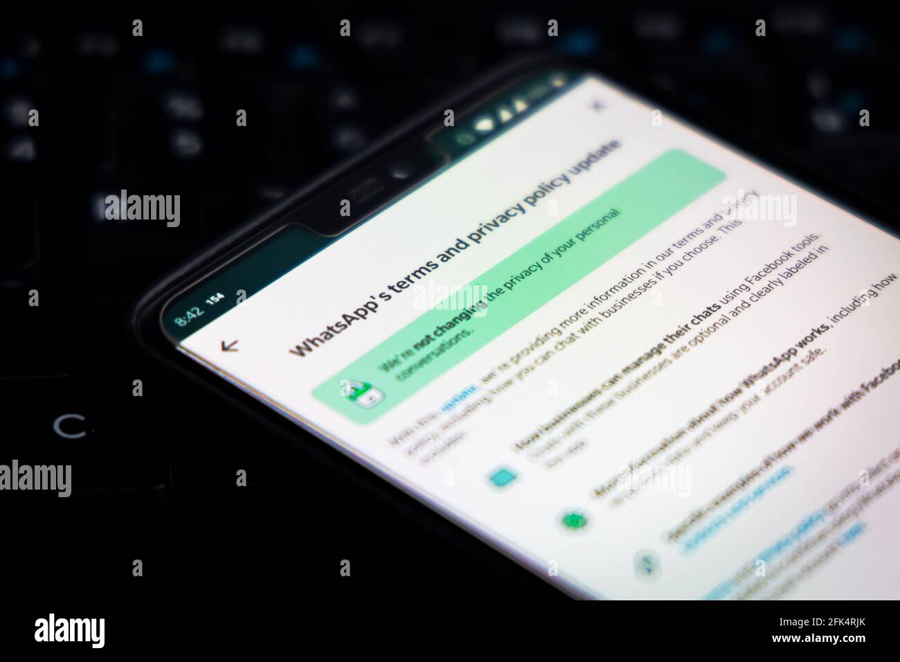 Condizioni d'uso WhatsApp su uno smartphone rispetto a un computer PC. Foto Stock