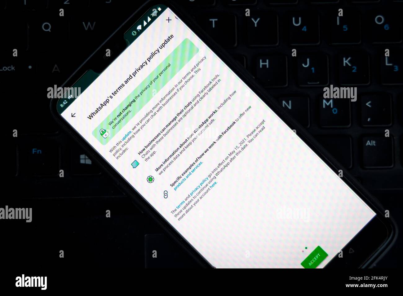 Condizioni d'uso WhatsApp su uno smartphone rispetto a un computer PC. Foto Stock