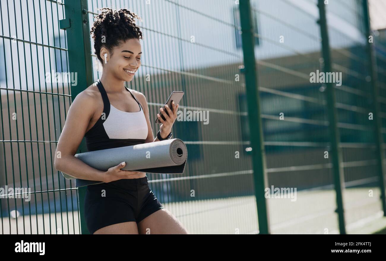 Sport, yoga, fitness, pilates e allenamento all'aperto in città Foto Stock