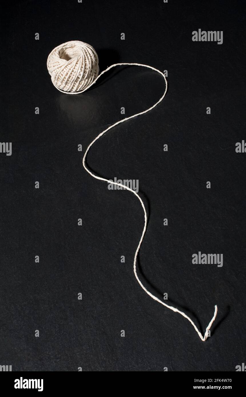 Una palla di corda con una lunghezza non spool. Quanto è lunga una stringa? Foto Stock