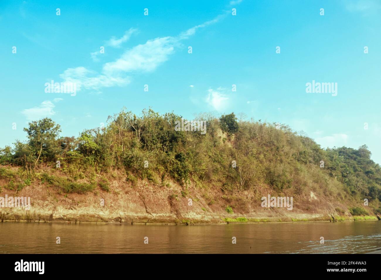 fiume e paesaggio collinare a Bandarban , Bangladesh . Foto Stock