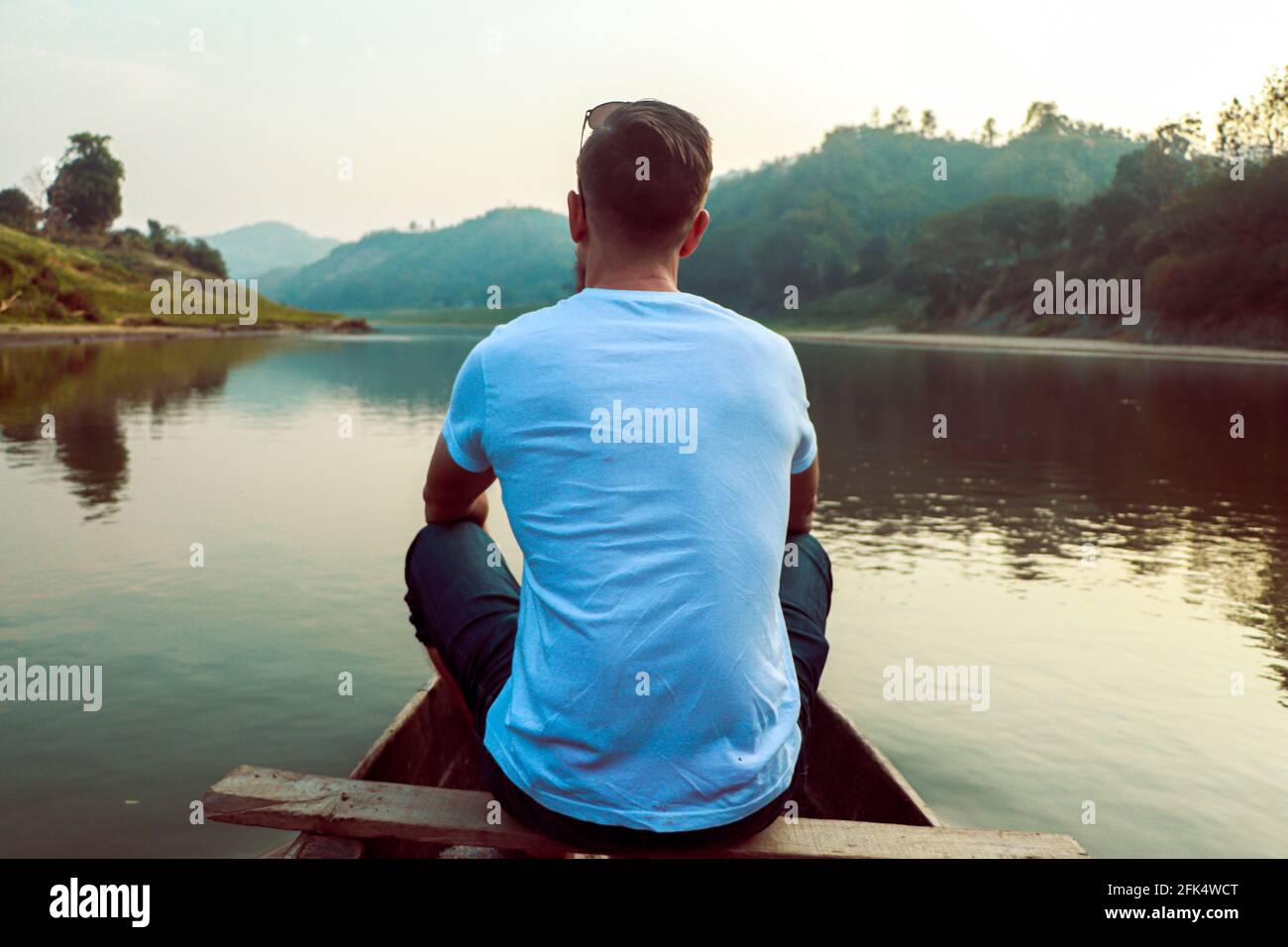 Un viaggiatore che si siede su una barca a bandarban , Bangladesh . fiume e paesaggio collinare . Foto Stock
