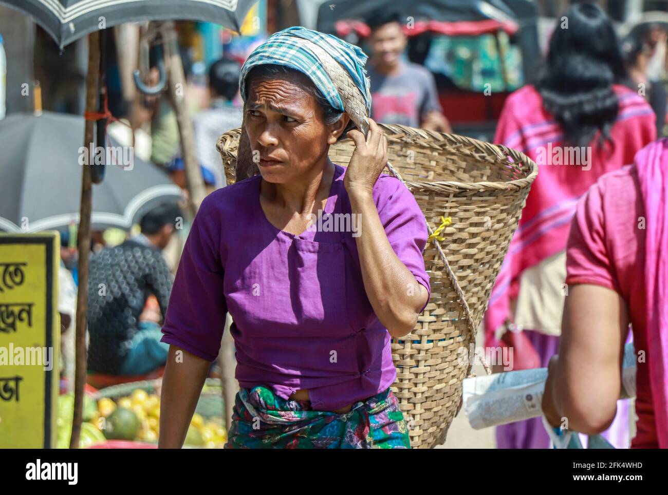 Bandarban , Bangladesh - 1 marzo 2020; donna tribale attiva nel mercato locale. Foto Stock