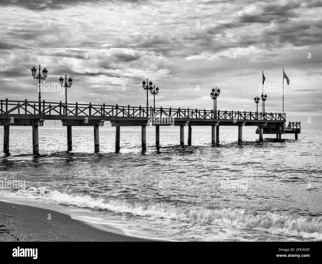 Molo di Marbella in una giornata con cieli spettacolari Foto Stock