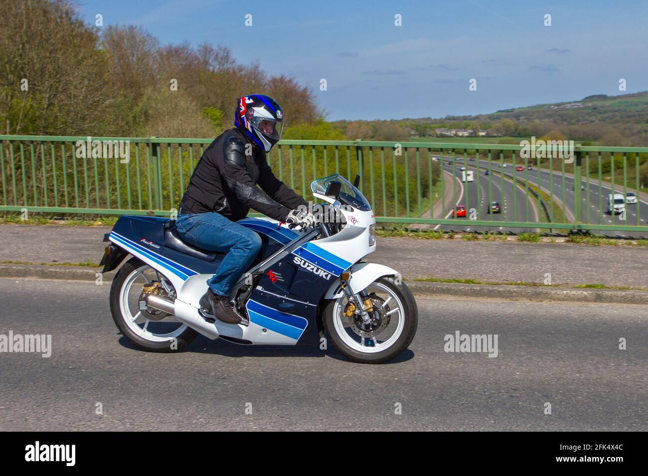 1987 80s blu bianco Suzuki 250cc SPORTS, AEC RGR; motociclista; trasporto a due ruote, motocicli, Veicoli, strade, motociclette, motociclette, motociclette che guidano a Chorley, Regno Unito Foto Stock